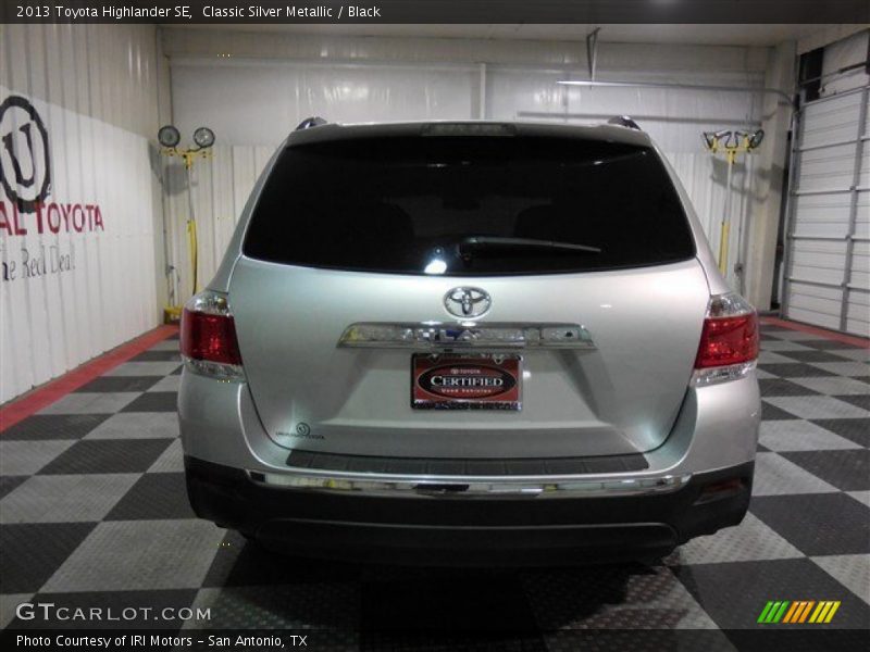 Classic Silver Metallic / Black 2013 Toyota Highlander SE