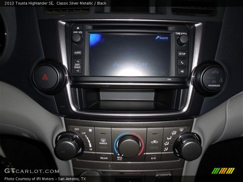 Classic Silver Metallic / Black 2013 Toyota Highlander SE