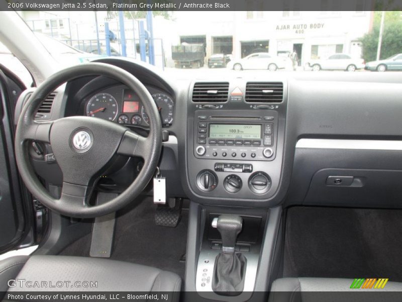 Platinum Grey Metallic / Anthracite Black 2006 Volkswagen Jetta 2.5 Sedan