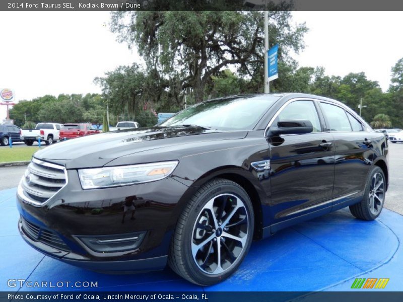 Front 3/4 View of 2014 Taurus SEL