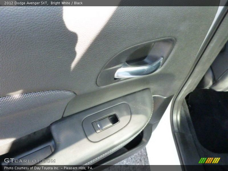 Bright White / Black 2012 Dodge Avenger SXT