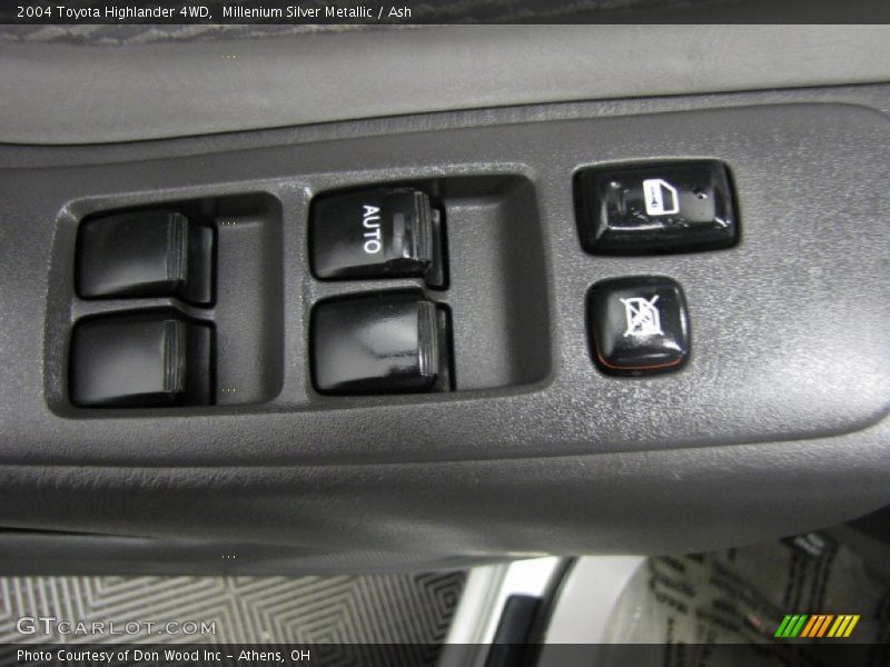 Millenium Silver Metallic / Ash 2004 Toyota Highlander 4WD