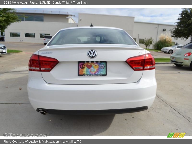 Candy White / Titan Black 2013 Volkswagen Passat 2.5L SE