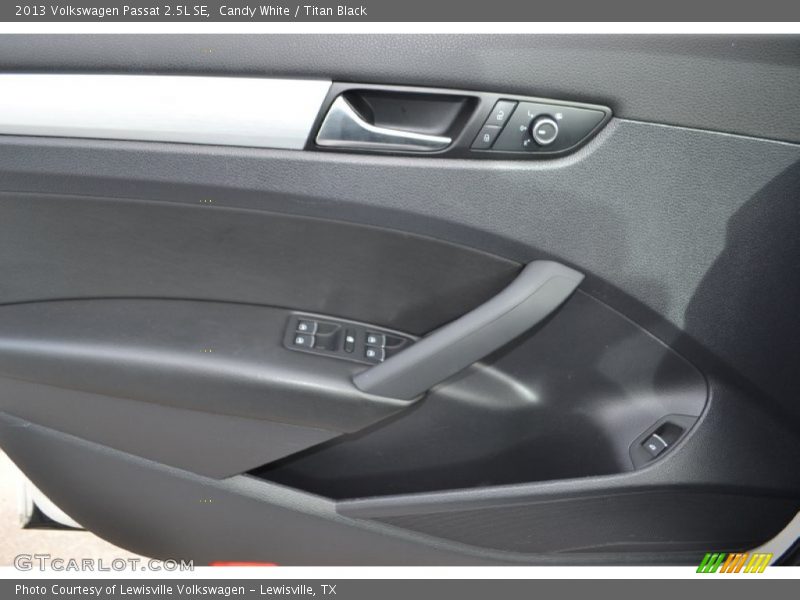 Candy White / Titan Black 2013 Volkswagen Passat 2.5L SE