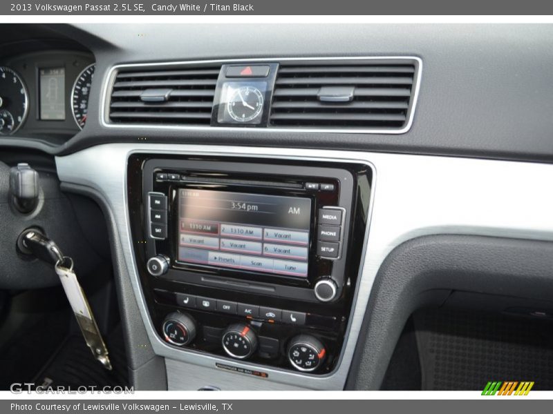 Candy White / Titan Black 2013 Volkswagen Passat 2.5L SE