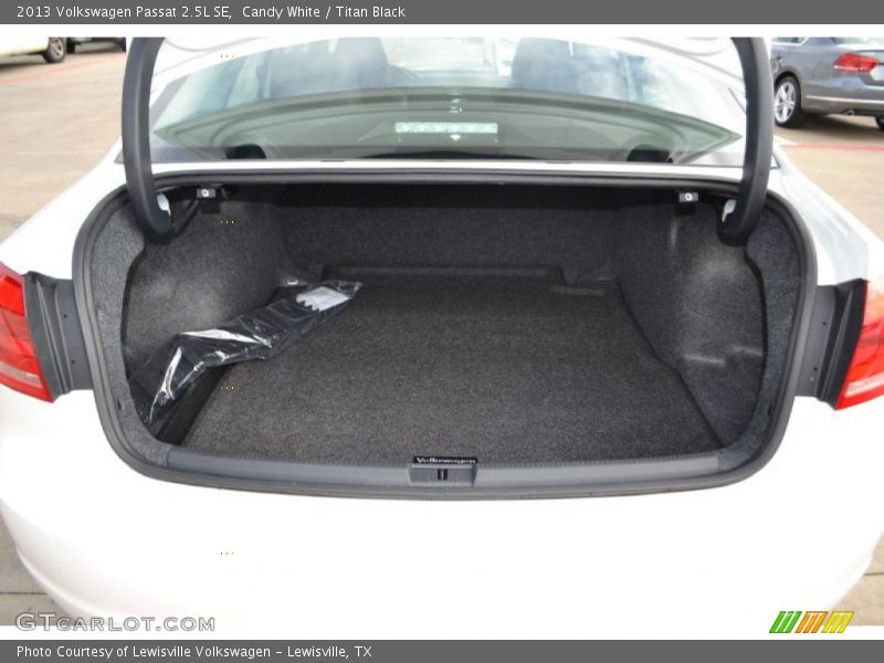 Candy White / Titan Black 2013 Volkswagen Passat 2.5L SE