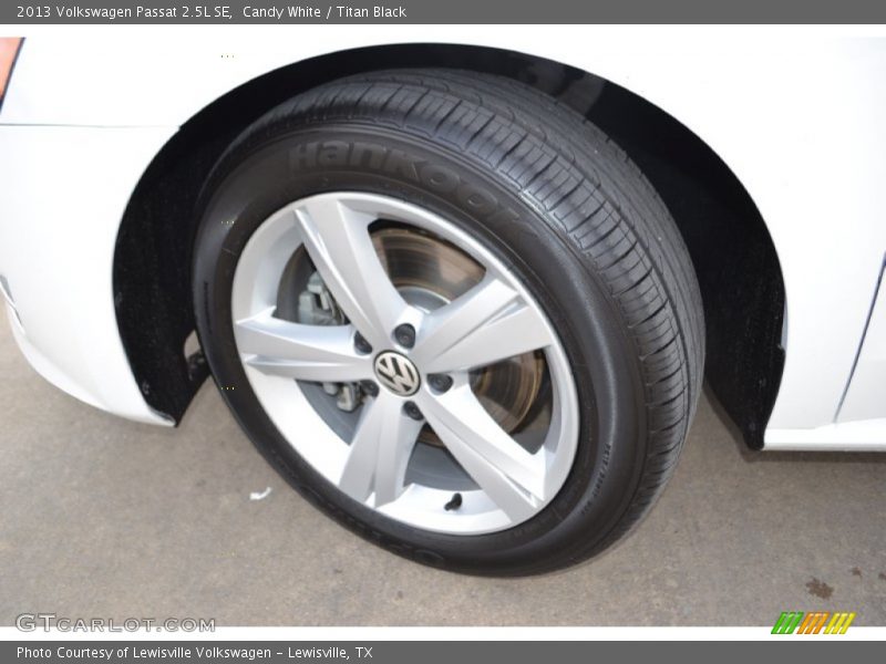 Candy White / Titan Black 2013 Volkswagen Passat 2.5L SE