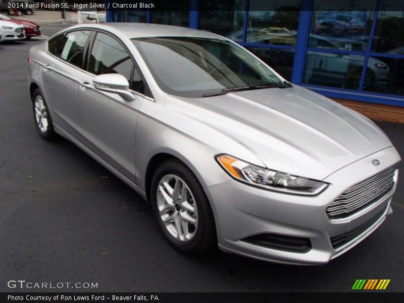Front 3/4 View of 2014 Fusion SE