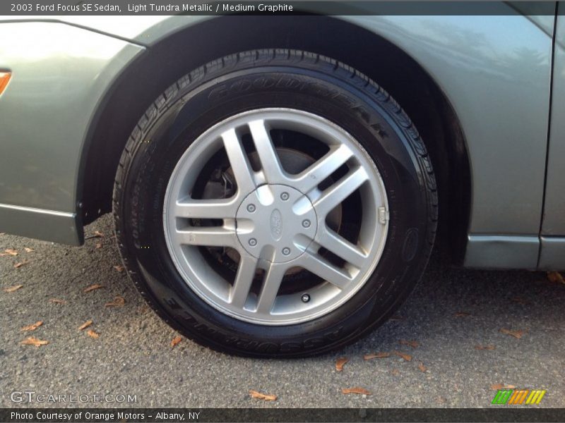 Light Tundra Metallic / Medium Graphite 2003 Ford Focus SE Sedan
