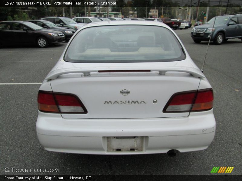Artic White Pearl Metallic / Charcoal 1997 Nissan Maxima GXE