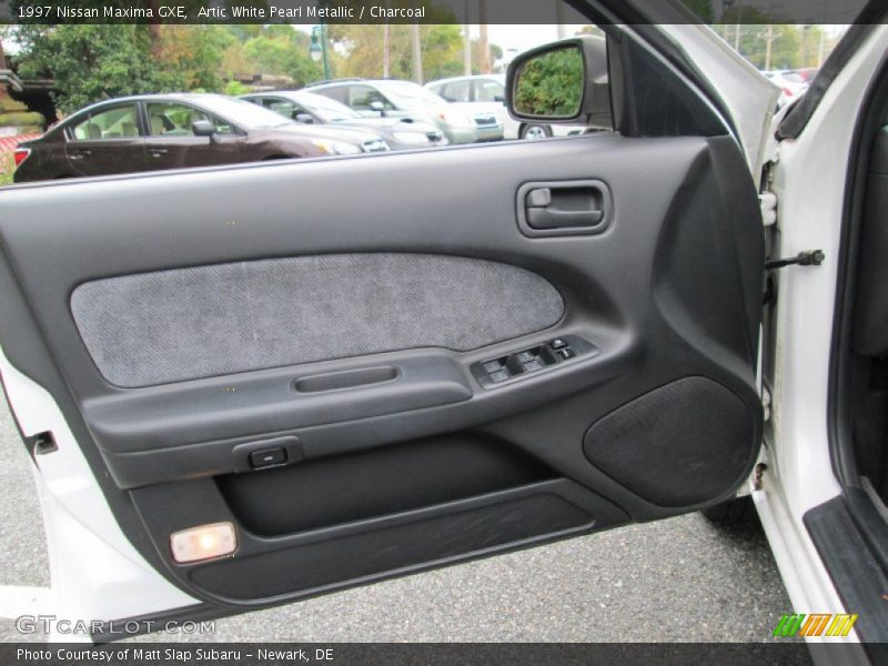Artic White Pearl Metallic / Charcoal 1997 Nissan Maxima GXE