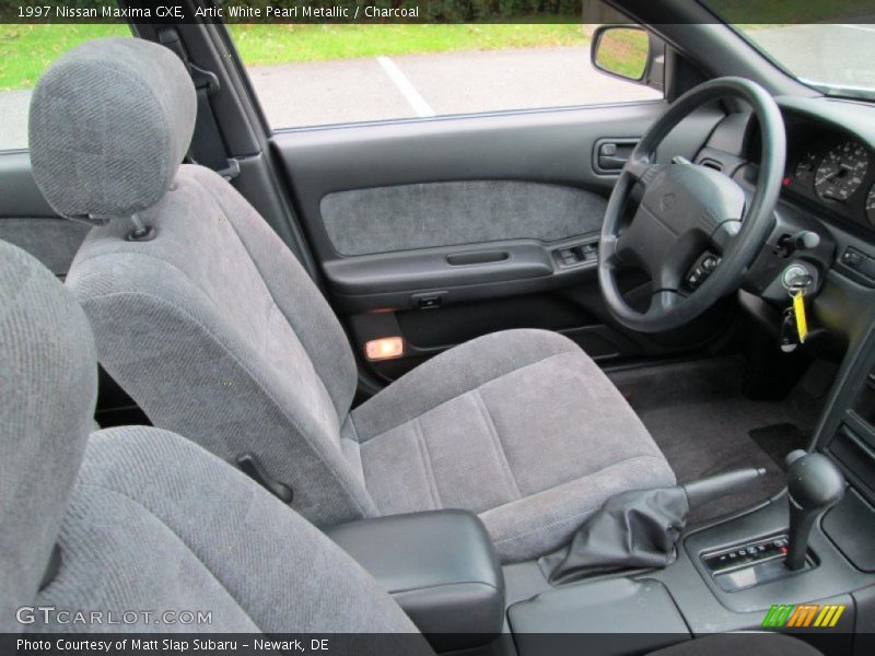 Artic White Pearl Metallic / Charcoal 1997 Nissan Maxima GXE