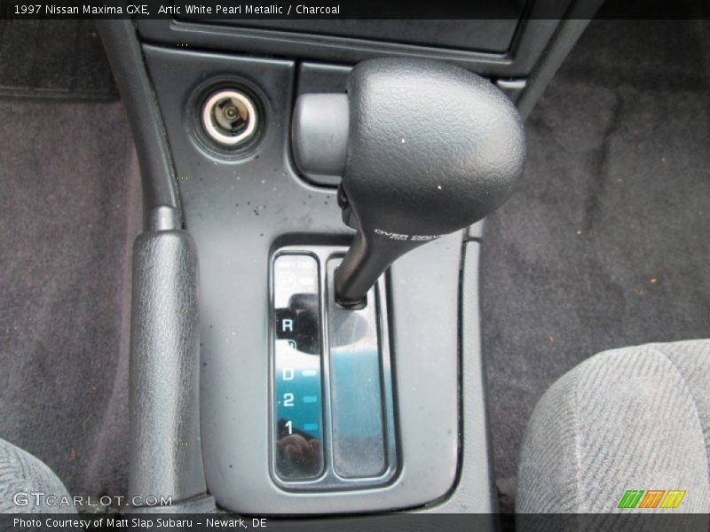 Artic White Pearl Metallic / Charcoal 1997 Nissan Maxima GXE