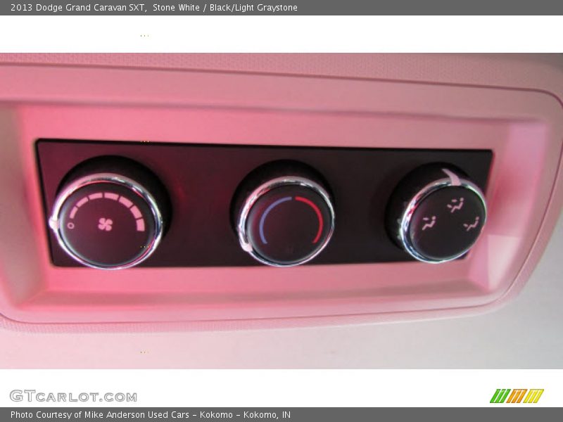 Stone White / Black/Light Graystone 2013 Dodge Grand Caravan SXT