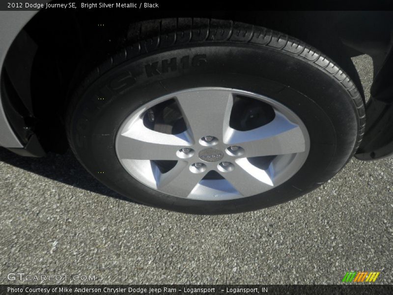 Bright Silver Metallic / Black 2012 Dodge Journey SE