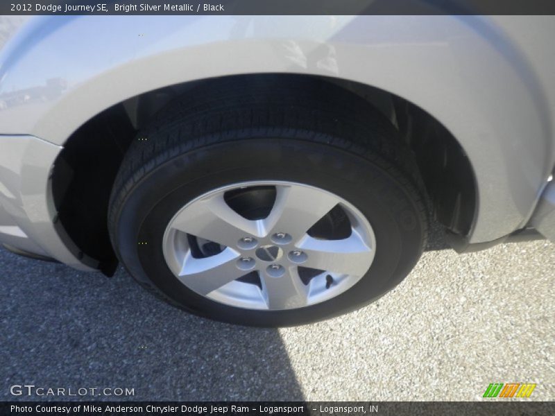 Bright Silver Metallic / Black 2012 Dodge Journey SE