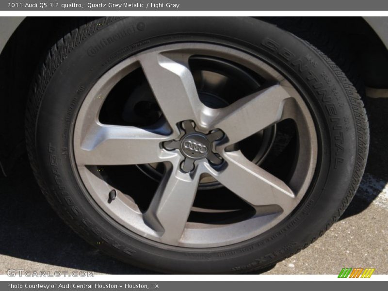 Quartz Grey Metallic / Light Gray 2011 Audi Q5 3.2 quattro