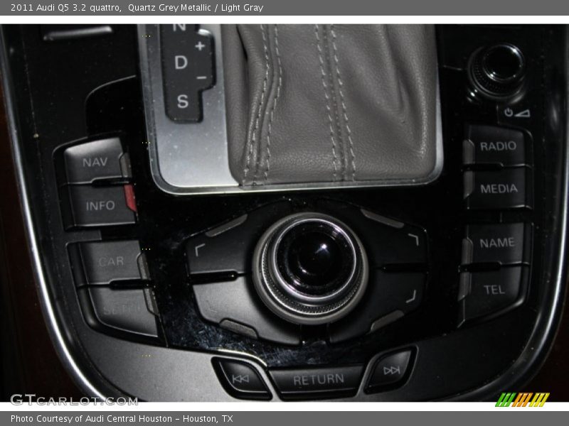Quartz Grey Metallic / Light Gray 2011 Audi Q5 3.2 quattro