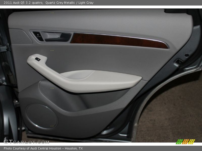 Quartz Grey Metallic / Light Gray 2011 Audi Q5 3.2 quattro