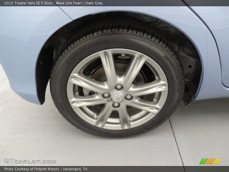 Wave Line Pearl / Dark Gray 2013 Toyota Yaris SE 5 Door