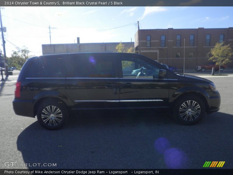 Brilliant Black Crystal Pearl / S Black 2014 Chrysler Town & Country S