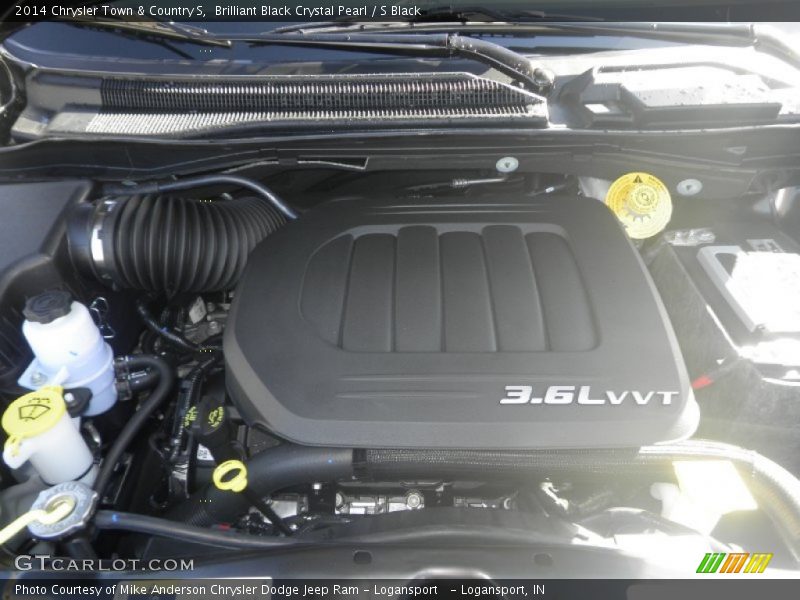 Brilliant Black Crystal Pearl / S Black 2014 Chrysler Town & Country S