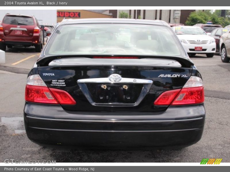 Black / Ivory 2004 Toyota Avalon XL