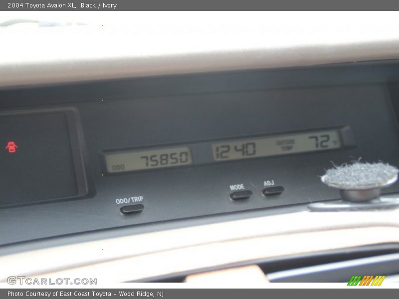 Black / Ivory 2004 Toyota Avalon XL