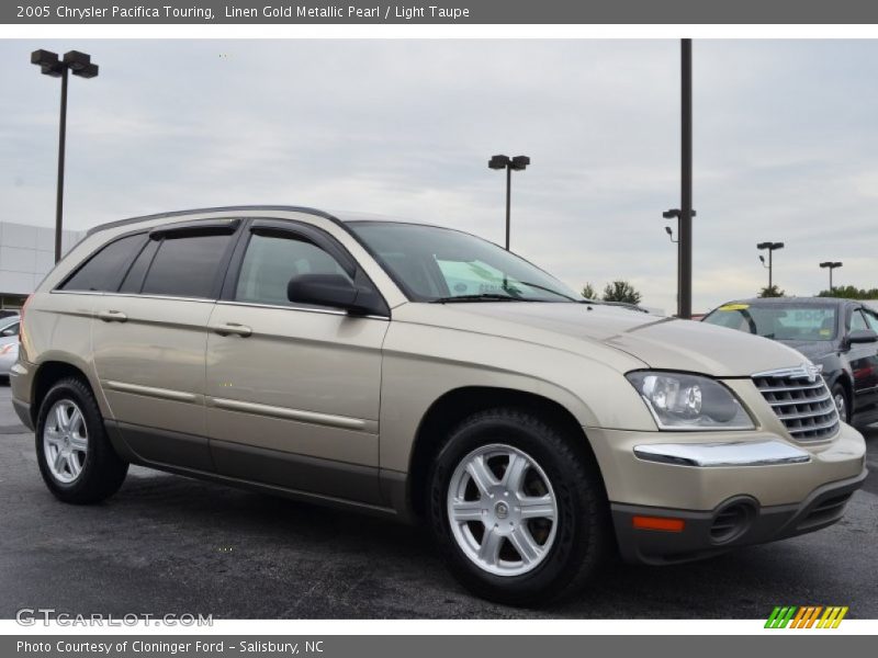Front 3/4 View of 2005 Pacifica Touring