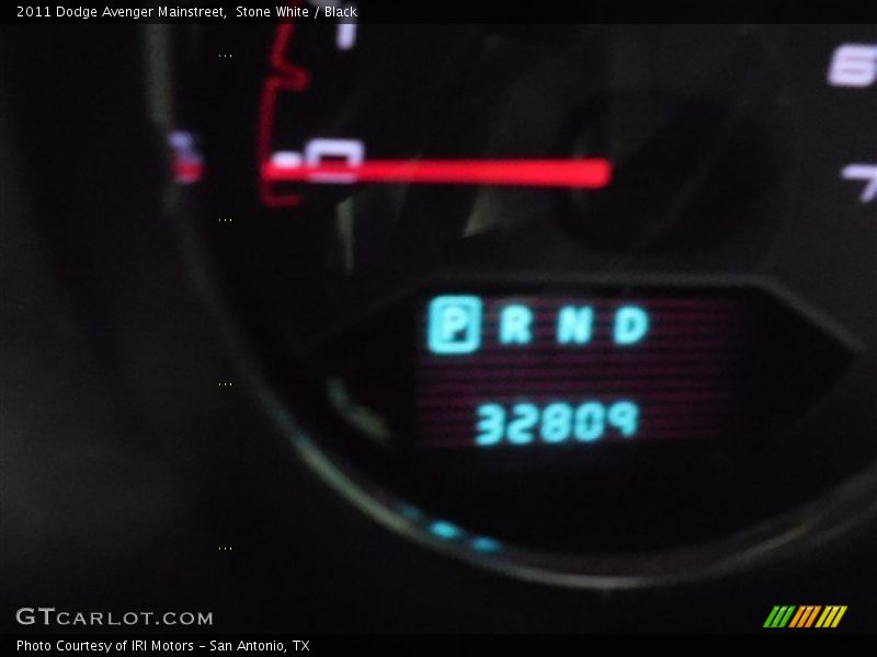 Stone White / Black 2011 Dodge Avenger Mainstreet
