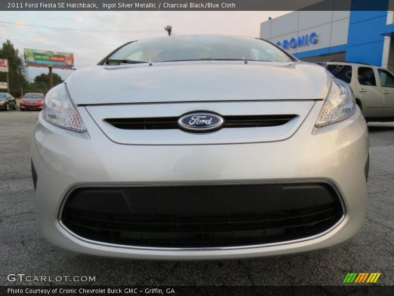 Ingot Silver Metallic / Charcoal Black/Blue Cloth 2011 Ford Fiesta SE Hatchback