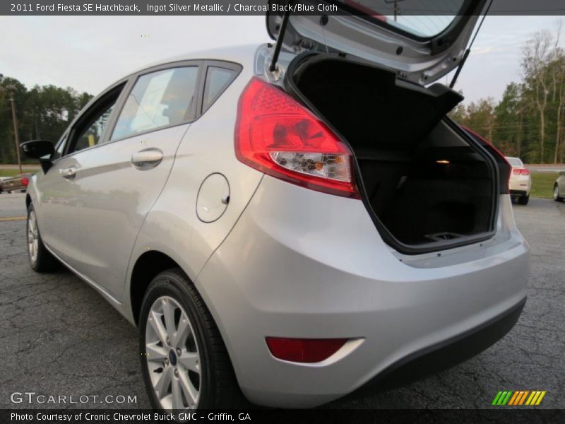 Ingot Silver Metallic / Charcoal Black/Blue Cloth 2011 Ford Fiesta SE Hatchback