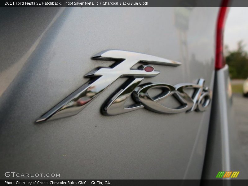 Ingot Silver Metallic / Charcoal Black/Blue Cloth 2011 Ford Fiesta SE Hatchback