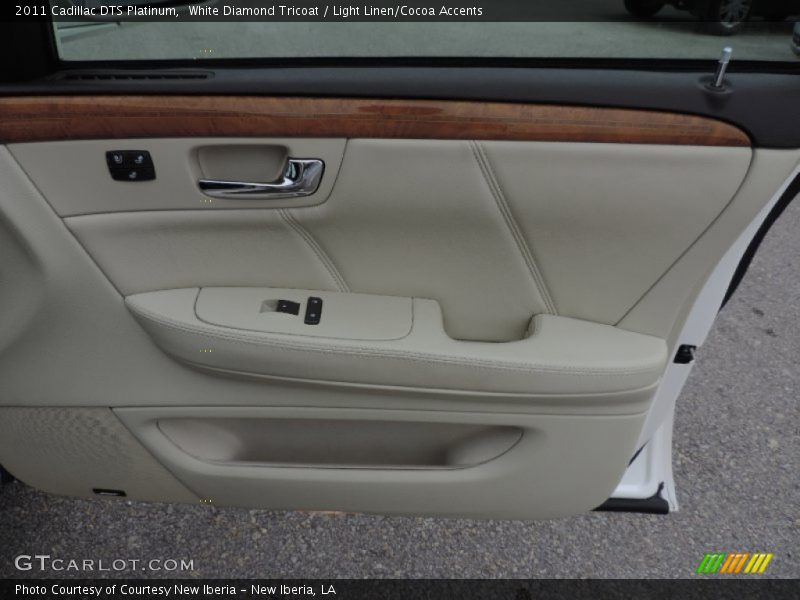 White Diamond Tricoat / Light Linen/Cocoa Accents 2011 Cadillac DTS Platinum