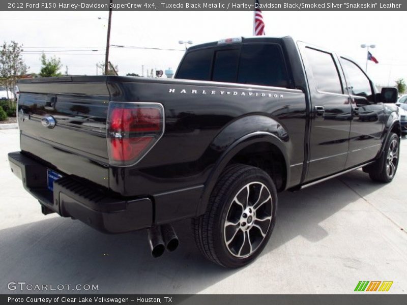 Tuxedo Black Metallic / Harley-Davidson Black/Smoked Silver 