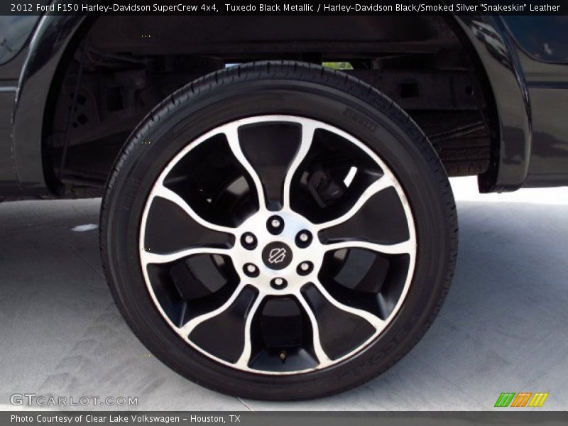 Tuxedo Black Metallic / Harley-Davidson Black/Smoked Silver 