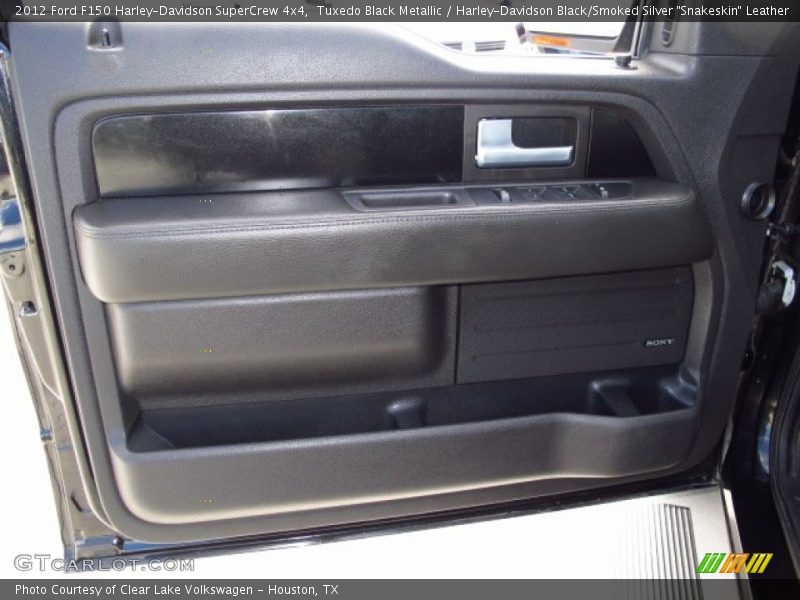 Tuxedo Black Metallic / Harley-Davidson Black/Smoked Silver 