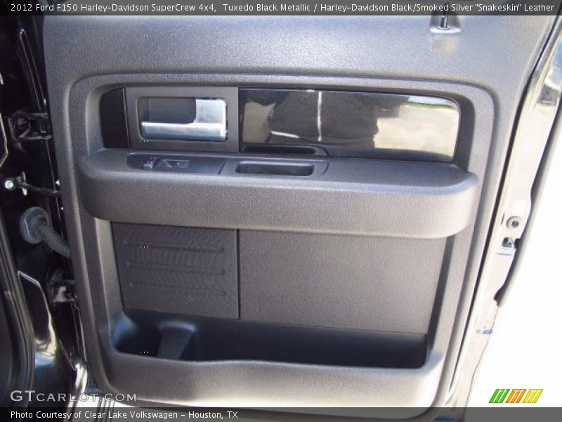 Tuxedo Black Metallic / Harley-Davidson Black/Smoked Silver 