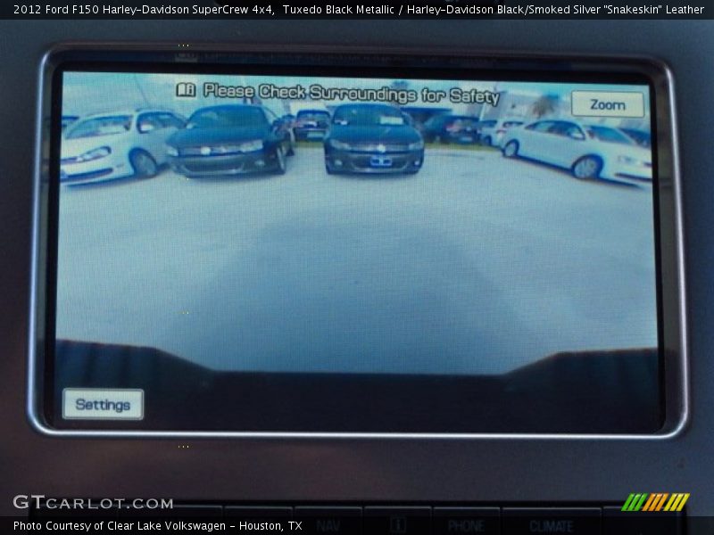 Tuxedo Black Metallic / Harley-Davidson Black/Smoked Silver 