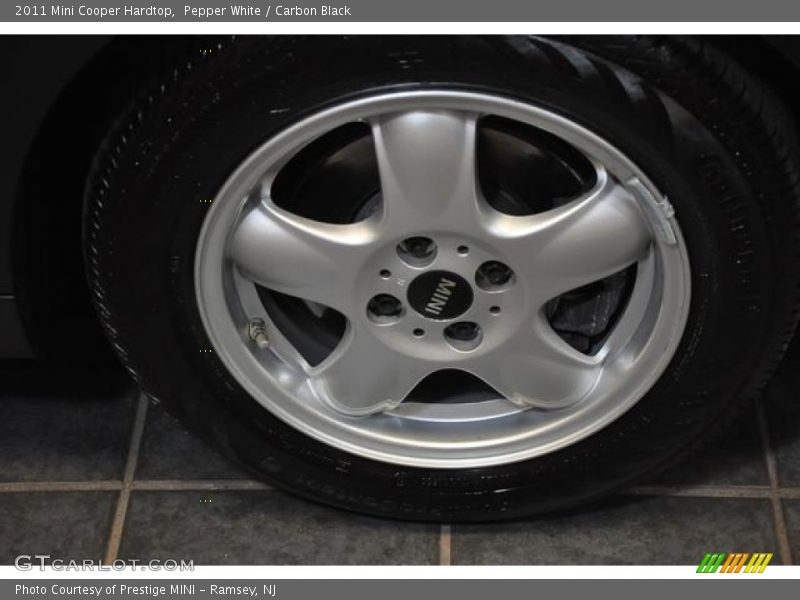 Pepper White / Carbon Black 2011 Mini Cooper Hardtop