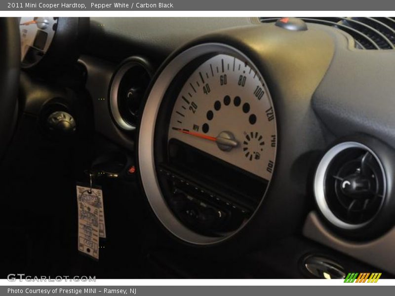 Pepper White / Carbon Black 2011 Mini Cooper Hardtop