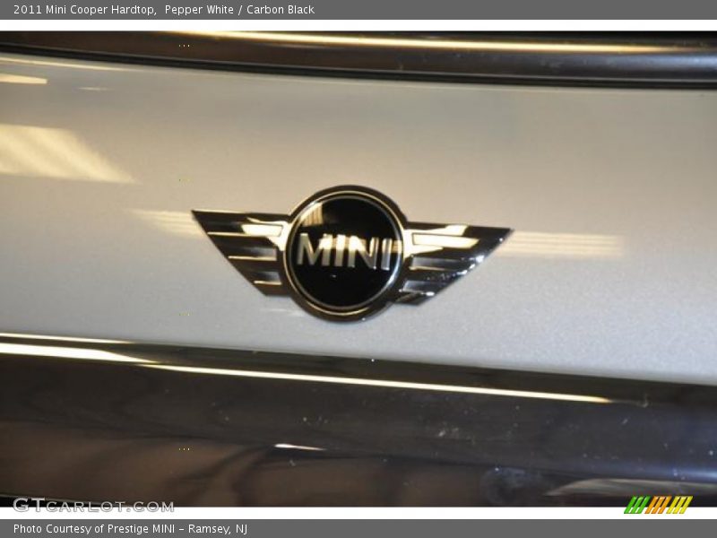 Pepper White / Carbon Black 2011 Mini Cooper Hardtop