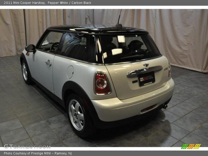 Pepper White / Carbon Black 2011 Mini Cooper Hardtop