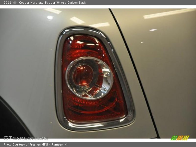Pepper White / Carbon Black 2011 Mini Cooper Hardtop