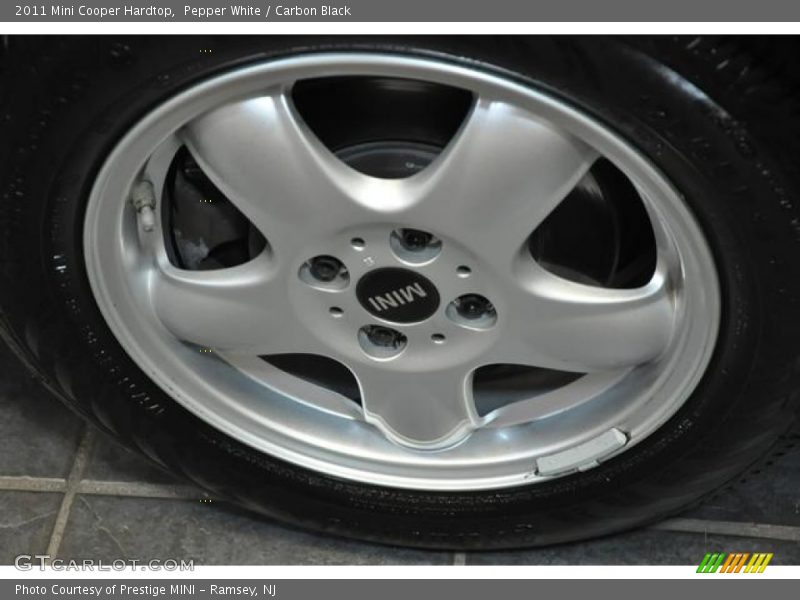 Pepper White / Carbon Black 2011 Mini Cooper Hardtop