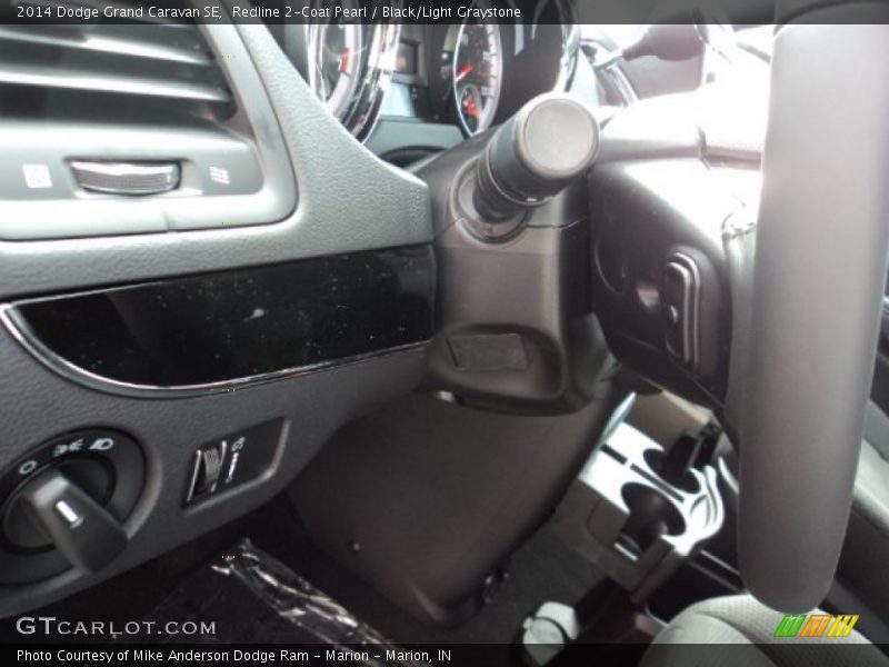 Redline 2-Coat Pearl / Black/Light Graystone 2014 Dodge Grand Caravan SE