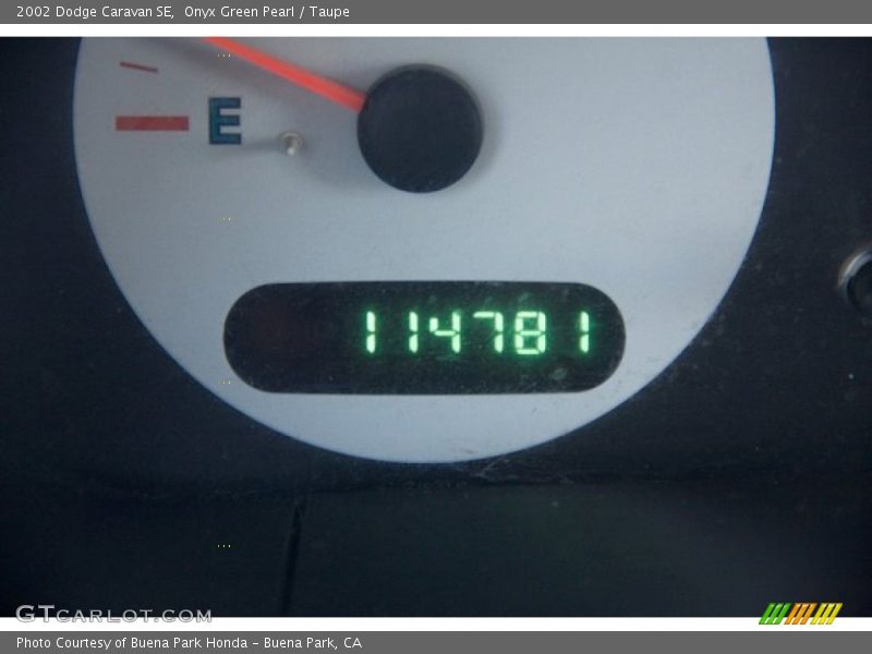 Onyx Green Pearl / Taupe 2002 Dodge Caravan SE