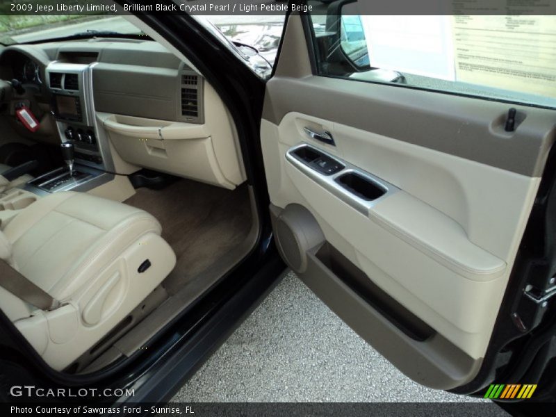 Brilliant Black Crystal Pearl / Light Pebble Beige 2009 Jeep Liberty Limited