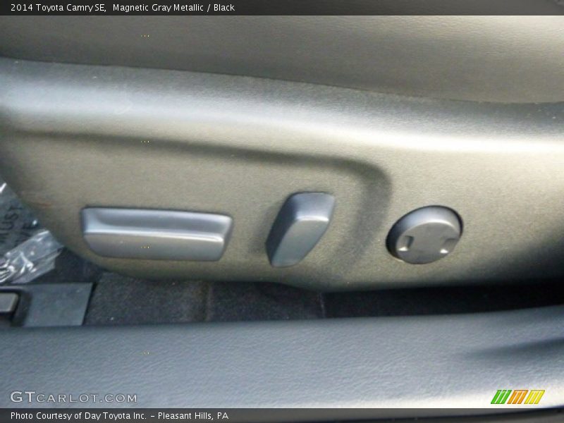 Magnetic Gray Metallic / Black 2014 Toyota Camry SE