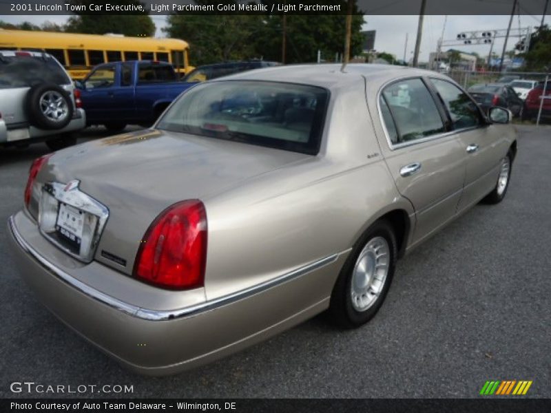 Light Parchment Gold Metallic / Light Parchment 2001 Lincoln Town Car Executive